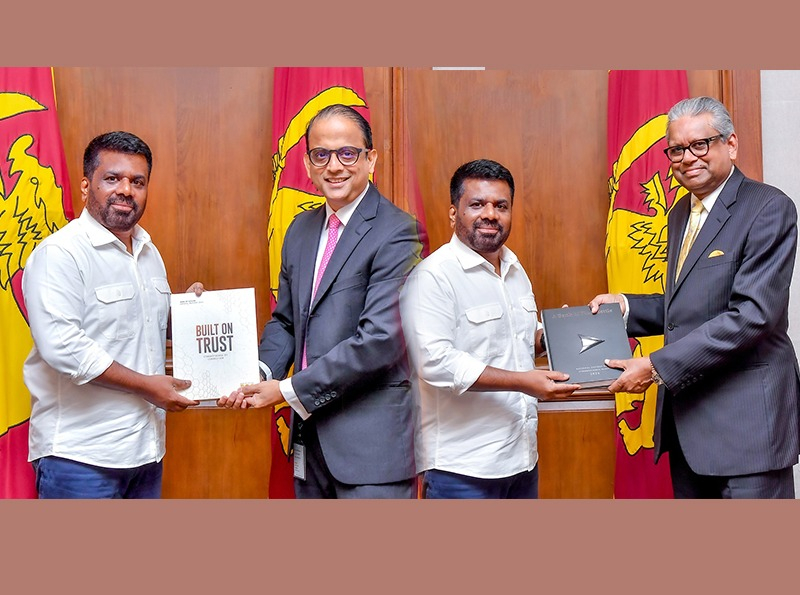 ලංකා බැංකුවේ හා ජාතික ඉතිරි කිරීමේ බැංකුවේ 2024 වාර්ෂික වාර්තා ජනපතිට පිළිගන්වයි  